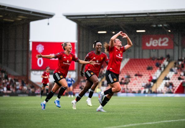 El United lidera tras golear al Leicester.
