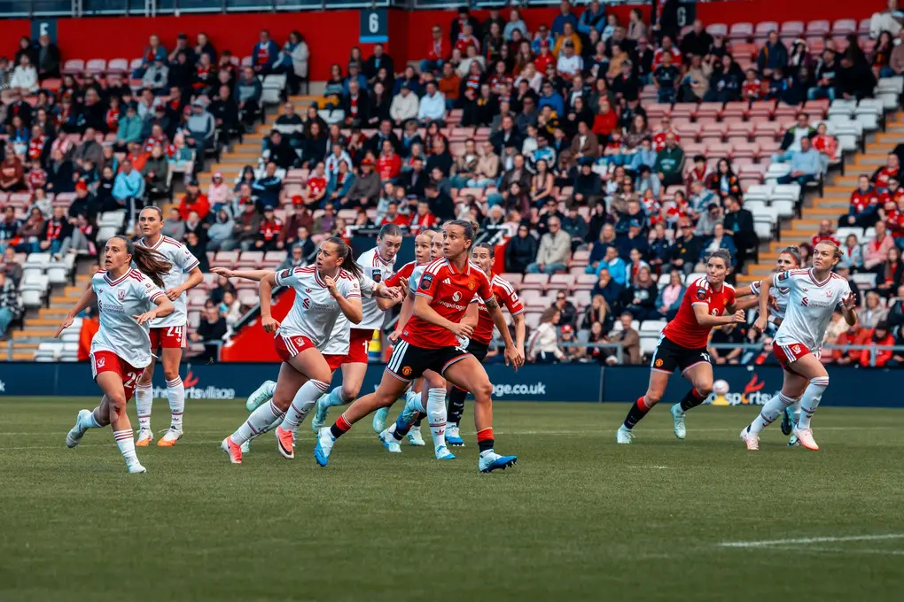 Manchester United Women 1-0 Liverpool: Zigiotti Wins Derby, Reinas del balón reports