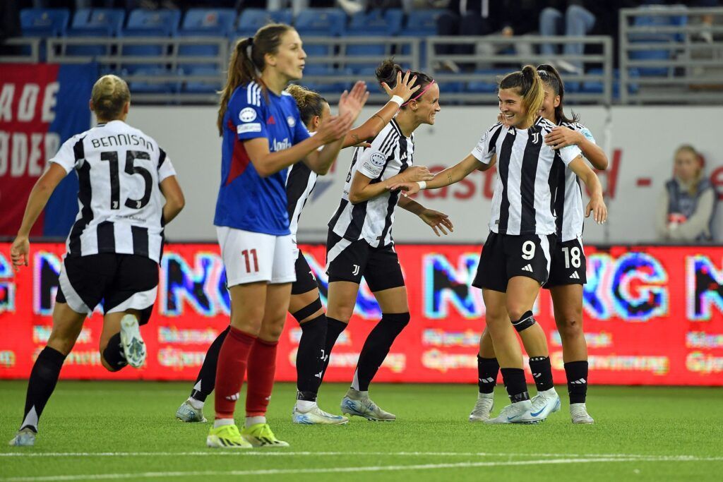 Cantore le dio la victoria a la Juve en Oslo. Las jugadoras bianconere celebran el gol con la anotadora de la noche.