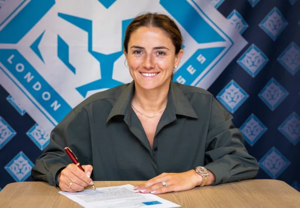 Daniëlle van de Donk vuelve a Londres. La jugadora posa firmando el contrato con su nuevo equipo, las London City Lionesses.