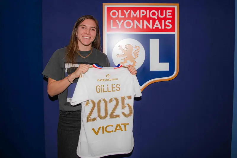 Gilles seguirá en Lyon. La jugadora posa con la camiseta que luce la fecha de su renovación: 2025.
