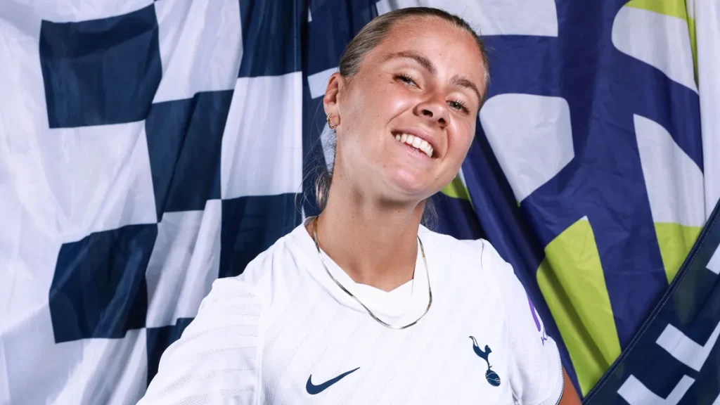 Las spurs cierran el acuerdo con Victoria Pelova.