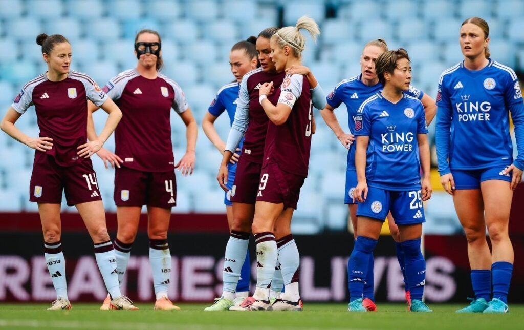 Sin goles entre los otros dos colistas. Jugadoras del Aston Villa y del Leicester en una pausa del juego.