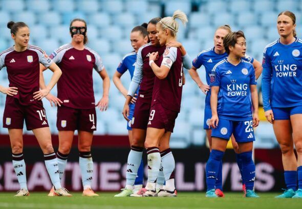 Sin goles entre los otros dos colistas. Jugadoras del Aston Villa y del Leicester en una pausa del juego.
