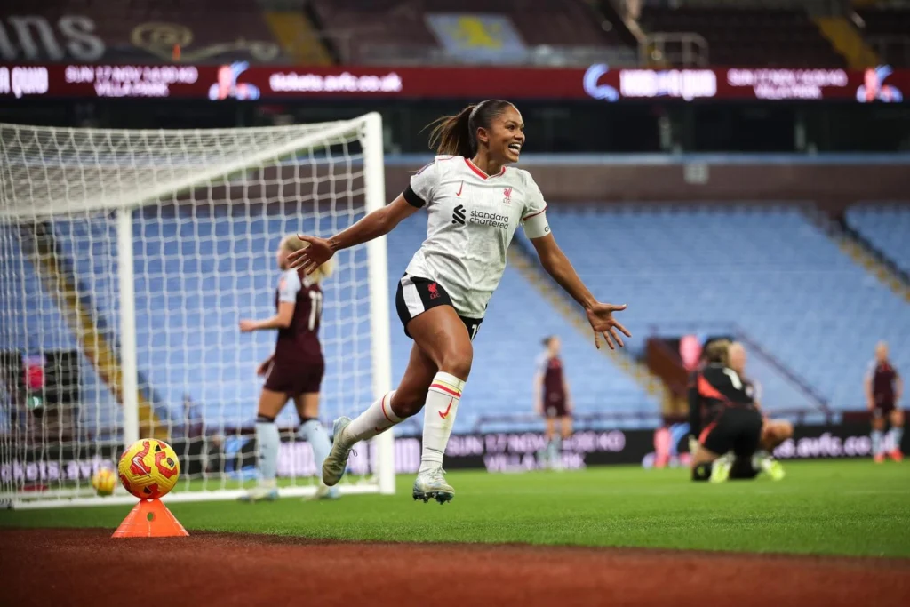 Hinds le da la victoria al Liverpool en Villa Park. La jugadora celebra uno de sus dos goles.