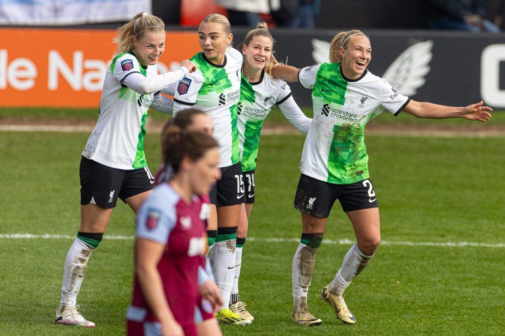 Koivisto sentencia a un embarrado Villa. Las jugadoras del Liverpool celebran uno de los cuatro goles de la tarde.