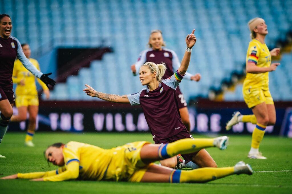 Primera victoria del Villa. Rachel Daly, de rodillas, celebra su tanto. Gabi Nunes corre a celebrarlo con ella.