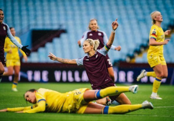 Primera victoria del Villa. Rachel Daly, de rodillas, celebra su tanto. Gabi Nunes corre a celebrarlo con ella.