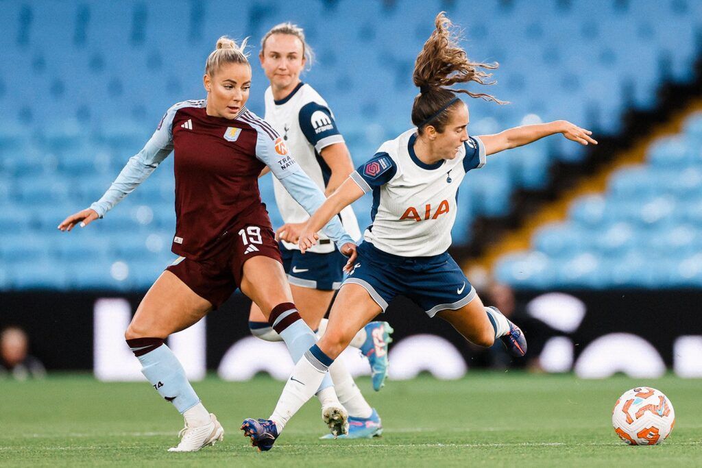 Dramático empate en Villa Park. Adriana Leon y Maite Oroz pugnan por un balón ante la atenta mirada de Martha Thomas.