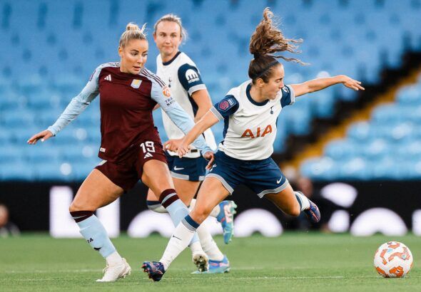 Dramático empate en Villa Park. Adriana Leon y Maite Oroz pugnan por un balón ante la atenta mirada de Martha Thomas.