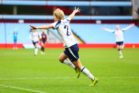 Atracón de goles en Villa Park.