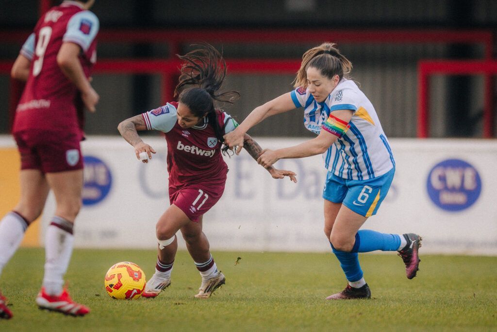 Las hammers se imponen a las seagulls. Vicky Losada agarra del brazo a Manuela Paví, que se va con el balón.