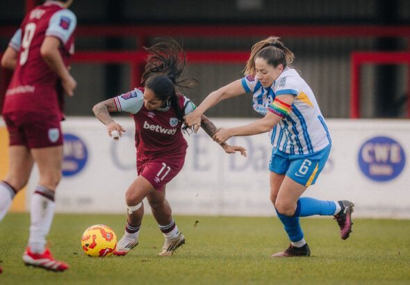 Las hammers se imponen a las seagulls. Vicky Losada agarra del brazo a Manuela Paví, que se va con el balón.