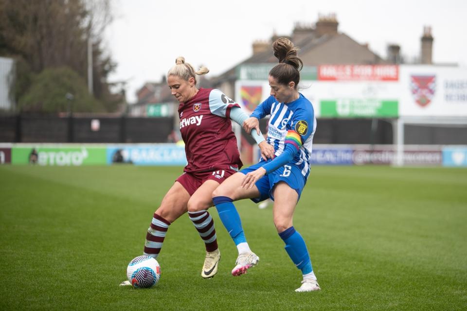 Reñido empate en el este de Londres. Shelina Zadorsky y Vicky Losada pugnan por un balón.