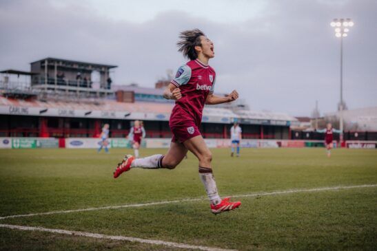 Las hammers se imponen a las seagulls. Riko Ueki celebra el gol del desempate.