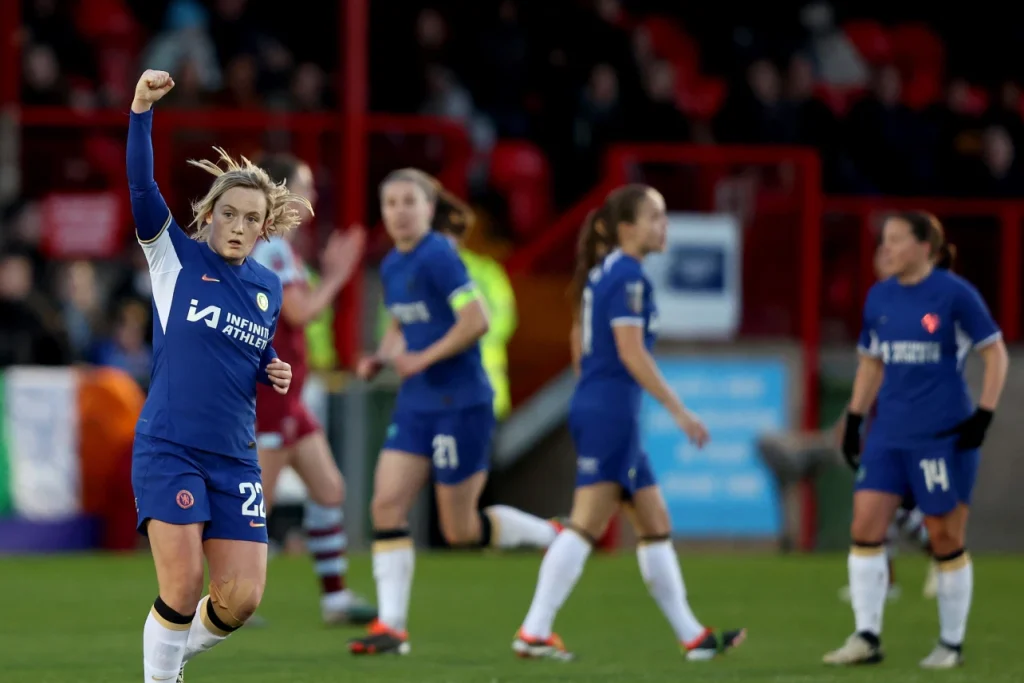 El Chelsea sigue mandando en la tabla. Erin Cuthbert celebra, puño en alto, el segundo gol en Victoria Road.