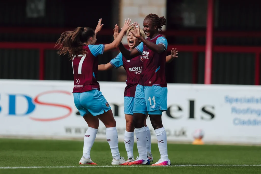 Los goles de Gago y Asseyi le dieron al West Ham la victoria sobre el London City.