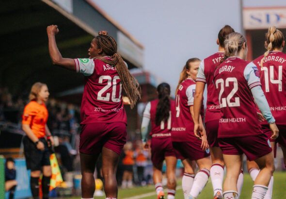 Asseyi le da a las hammers su primera victoria de la temporada. La delantera francesa celebra el tanto con los aficionados de la grada de Dagenham.