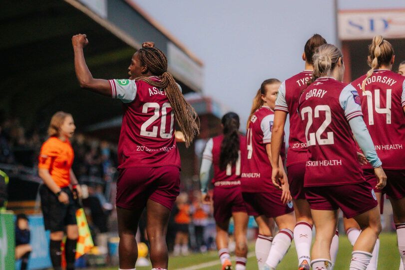Asseyi le da a las hammers su primera victoria de la temporada. La delantera francesa celebra el tanto con los aficionados de la grada de Dagenham.