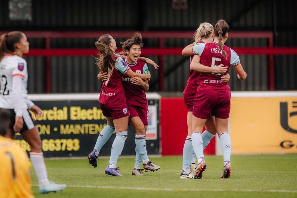 Ueki rescata un punto para las hammers. Las jugadoras de West Ham se abrazan tras el tanto de la nipona.
