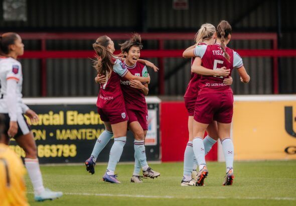 Ueki rescata un punto para las hammers. Las jugadoras de West Ham se abrazan tras el tanto de la nipona.