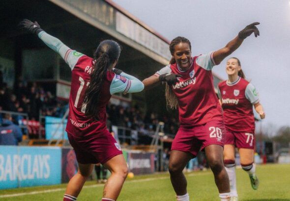 Las hammers firman una contundente goleada. Manuela Paví y Viviane Asseyi celebran uno de los goles de la remontada.