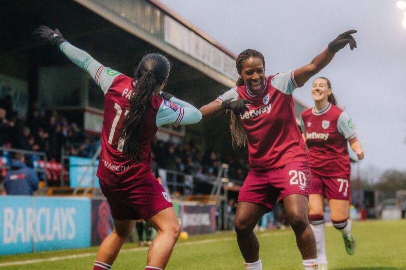 Las hammers firman una contundente goleada. Manuela Paví y Viviane Asseyi celebran uno de los goles de la remontada.