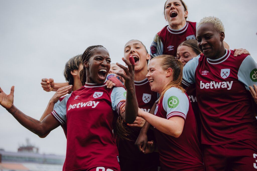 Las hammers se llevan los tres puntos del derbi. Las jugadoras celebran el tanto de Asseyi.