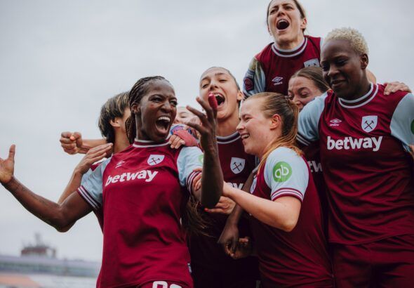 Las hammers se llevan los tres puntos del derbi. Las jugadoras celebran el tanto de Asseyi.