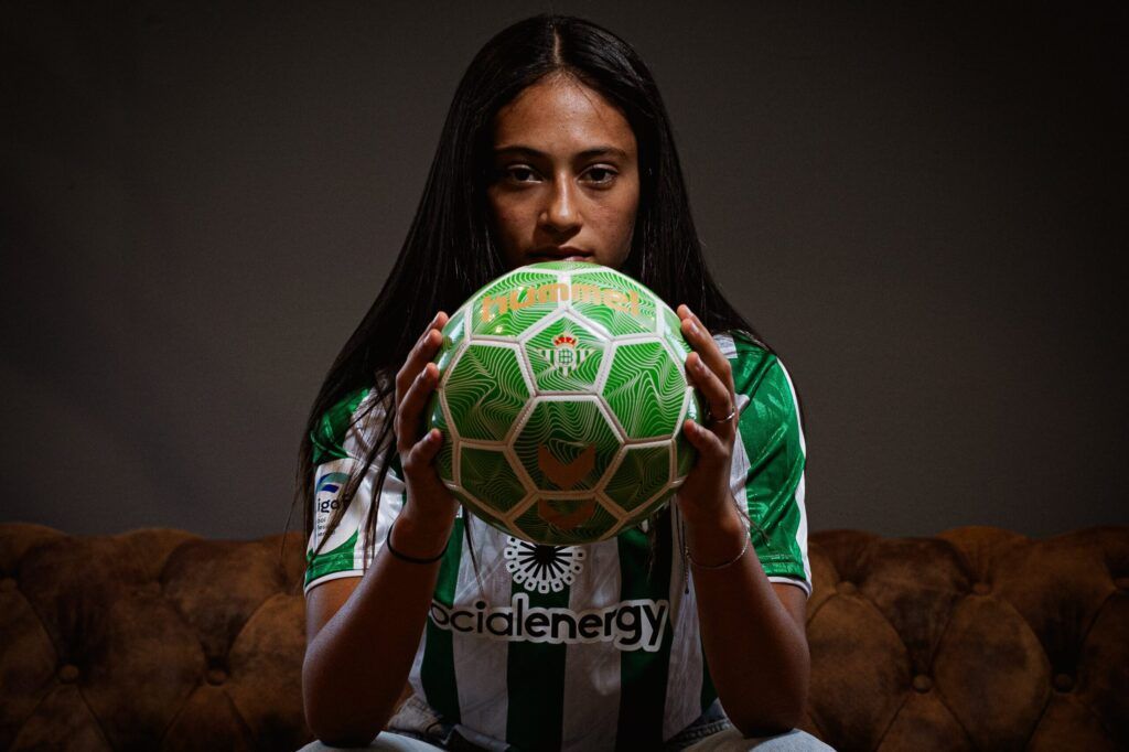 Yasmine Zouhir firma con el Betis hasta 2026. La jugadora posa con un balón entre las manos.