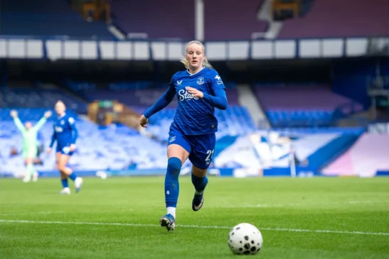 El Everton renueva a Finnigan y ejerce el derecho a compra sobre Kramžar.
