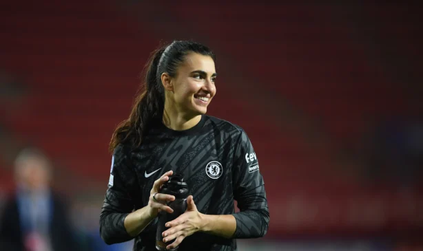 Becky Spencer se queda en el Chelsea, pero el club deja ir a Zećira Mušović, que vuelve a la liga sueca.