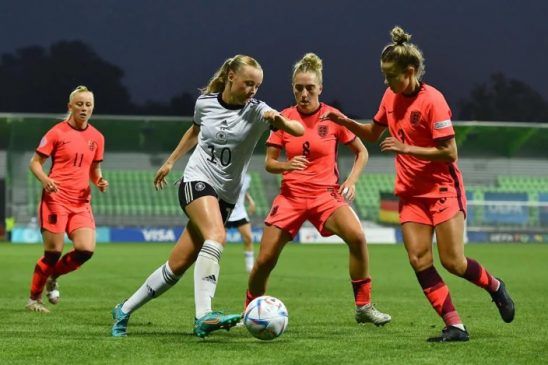 Tres goles de Alemania - Büchele se lleva el balón entre tres jugadoras inglesas
