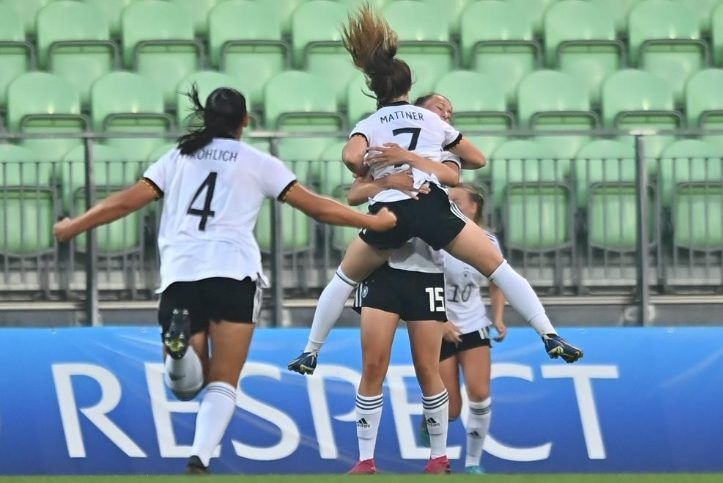 Tres goles de Alemania - Mattner celebra con sus compañeras su primer gol