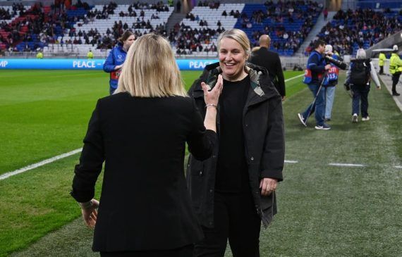 Arranca una nueva era en el Chelsea. Saludo entre Sonia Bompastor y Emma Hayes.