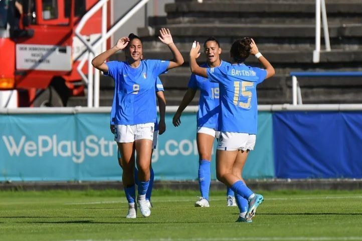 Italia gana por goleada - Las italianas celebran el primer gol