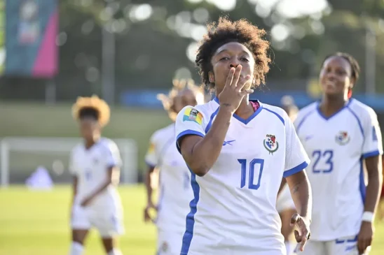 Marta Cox: «La idea es seguir reforzándonos de cara al mundial». Imagen de archivo de la jugadora celebrando un gol con la camiseta 10 de la selección panameña.