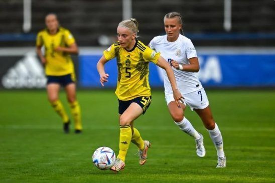 Victoria por la mínima de Suecia - Sandberg se lleva el balón, perseguida por Beever-Jones